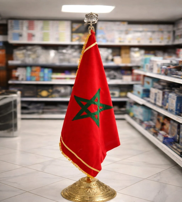 Grand drapeau marocain 2 mètres avec mât en cuivre, élégant et résistant, idéal pour administrations et cérémonies officielles.