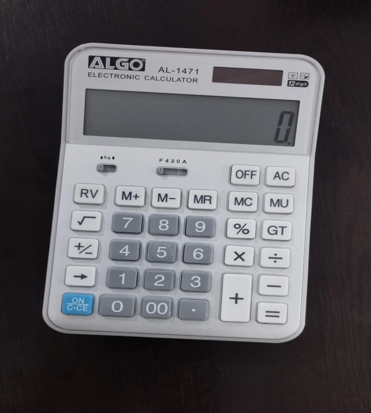 Calculatrice de bureau offrant précision et polyvalence pour les calculs quotidiens.