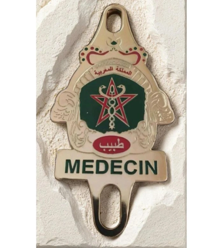 Macaron badge en cuivre pour docteur avec ventouse du Maroc en métal et laiton premium imprimé sur cuivre solide résistant au soleil et aux rayures