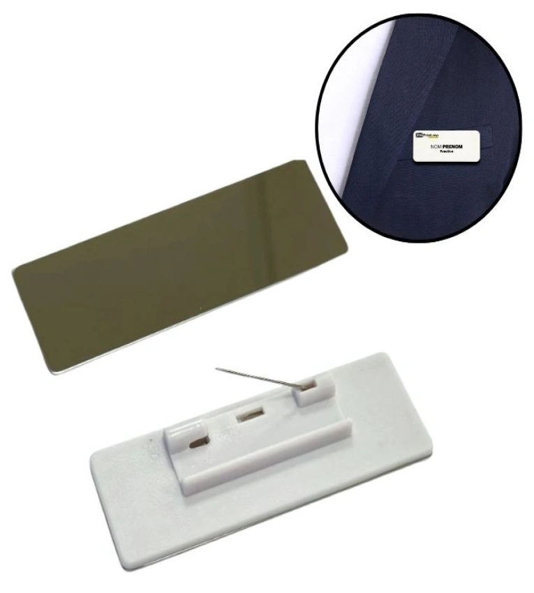 Badge en métal 7x2,5 cm, durable et personnalisable avec logo ou nom, idéal pour entreprises et événements.
