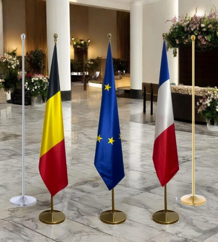 mini porte-drapeaux pour petits drapeaux pour un petit affichage de drapeau ou une décoration de bureau. très pratique et pratique.