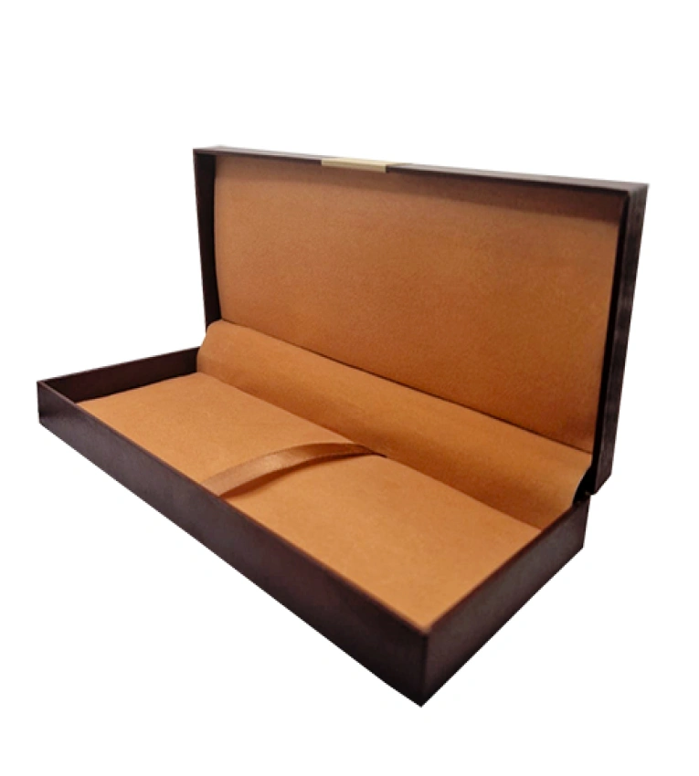 une boîte  en bois pour les cadeau .stylo.montre en argent.braclie.colliere.ect...